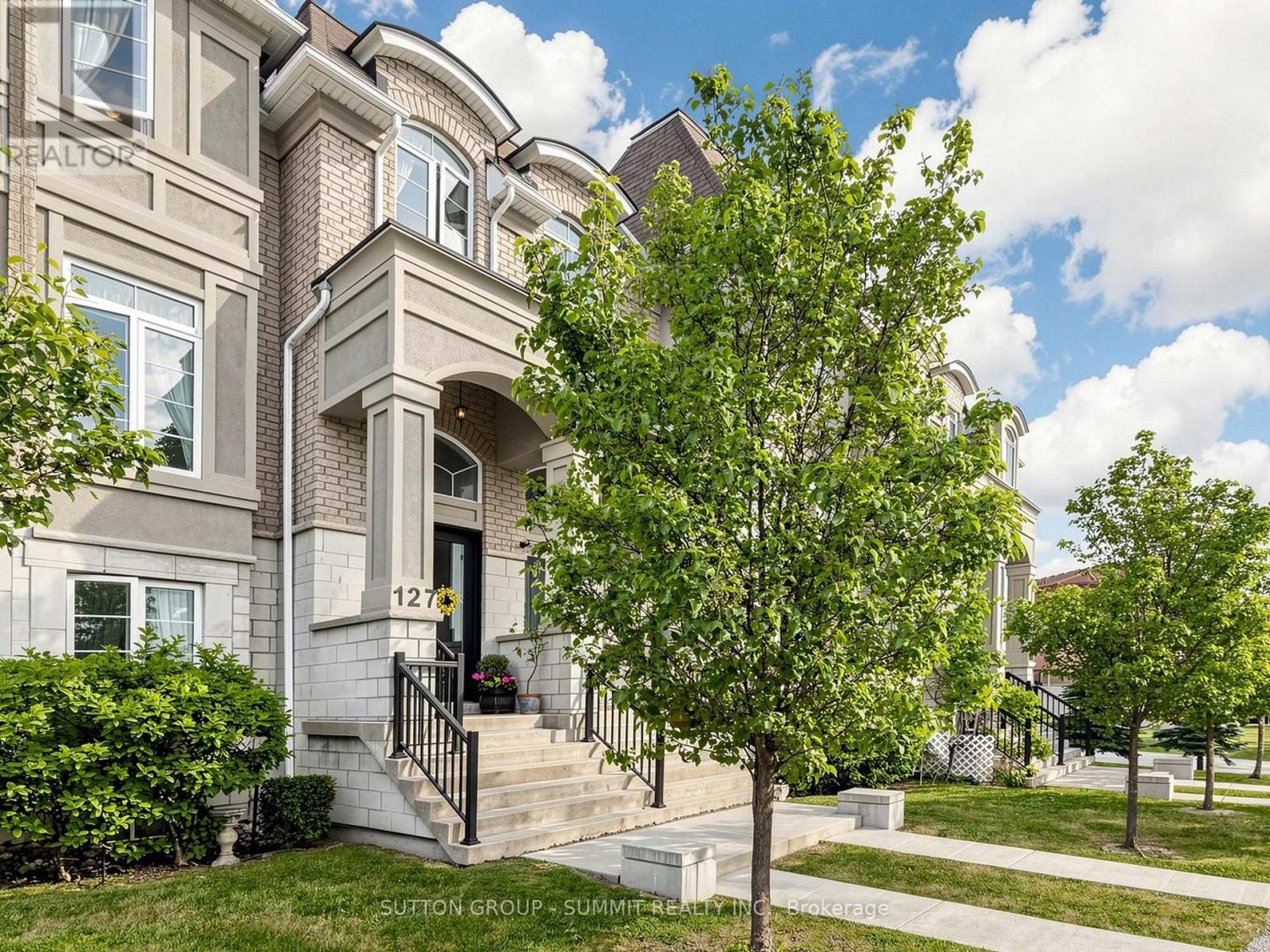 Row / Townhouse for Sale in 127 ARMDALE ROAD|Mississauga (Hurontario), Ontario L4Z0C4 2