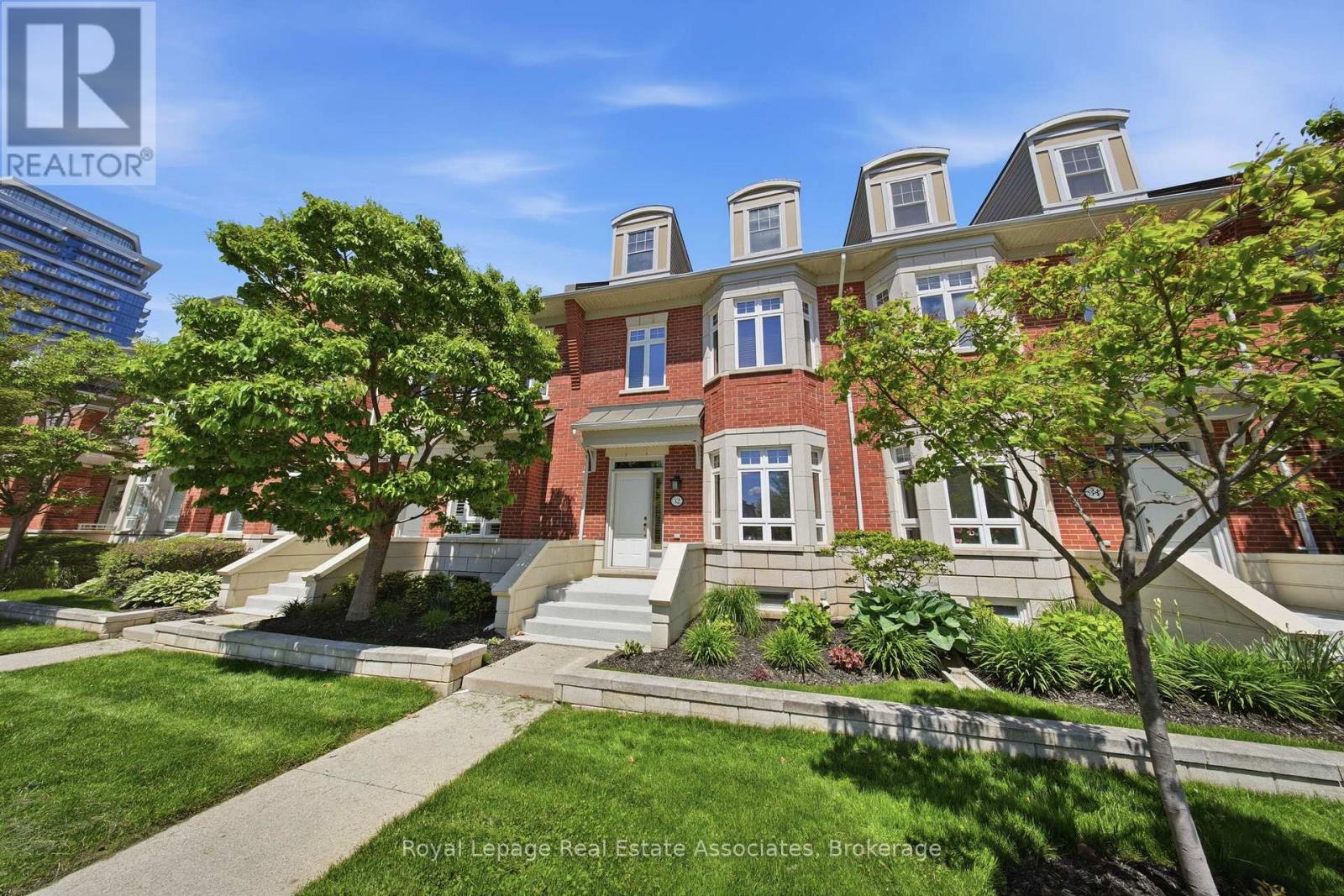 Row / Townhouse for Sale in 32 ST LAWRENCE DRIVE|Mississauga (Port Credit), Ontario L5G4V1