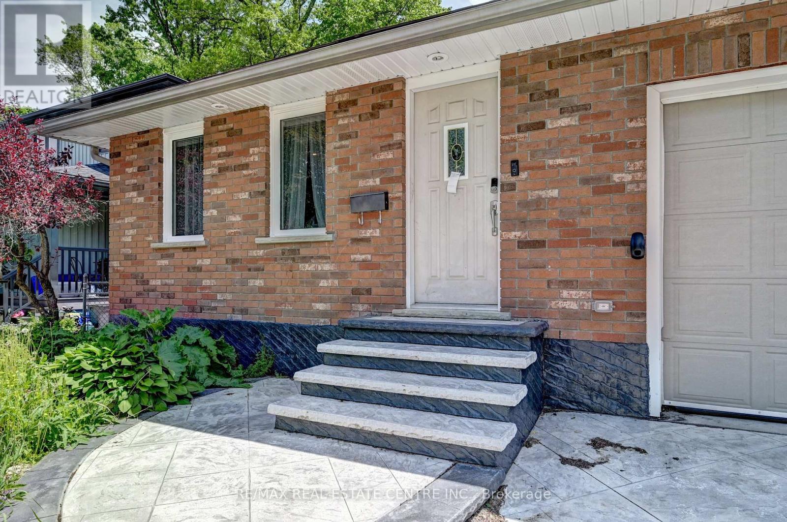 525 FALLINGBROOK DRIVE, Waterloo, Ontario N2L4N2