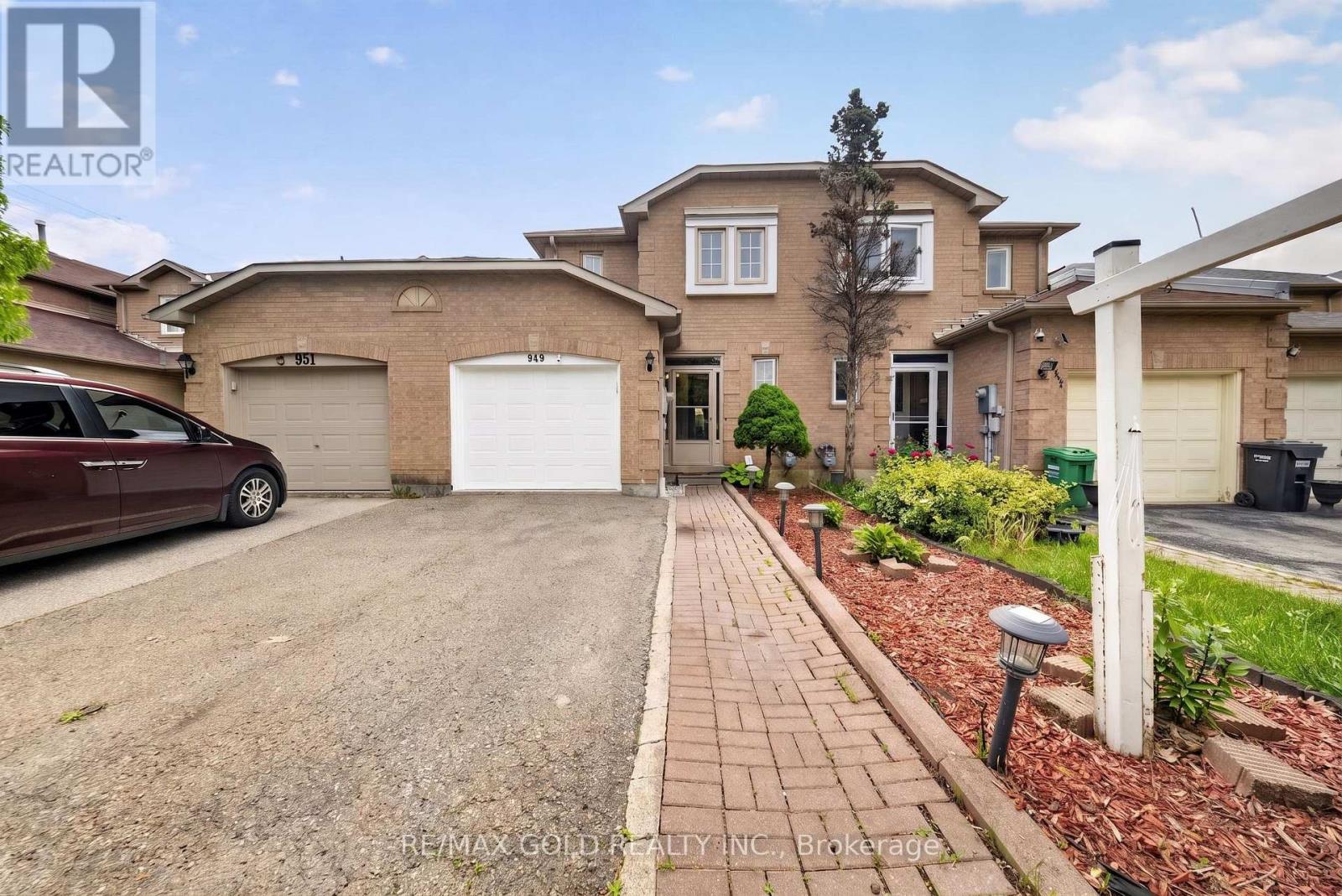 Row / Townhouse for Sale in 949 BLIZZARD ROAD|Mississauga (East Credit), Ontario L5V1T1 2