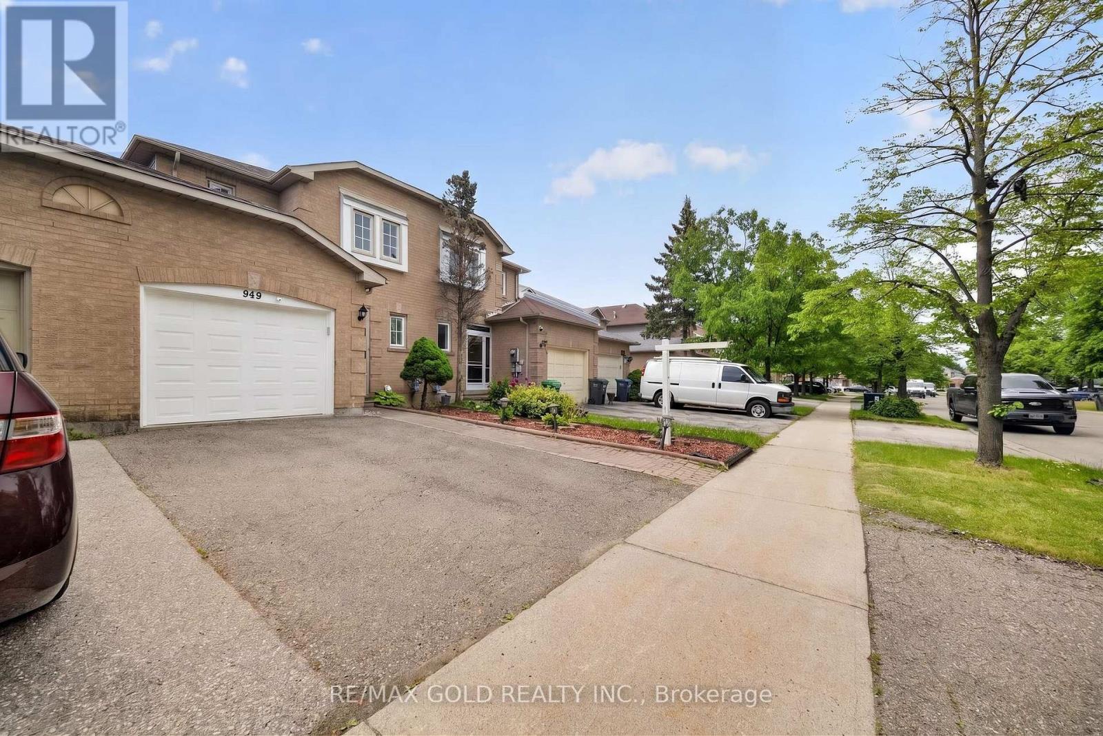 Row / Townhouse for Sale in 949 BLIZZARD ROAD|Mississauga (East Credit), Ontario L5V1T1 3