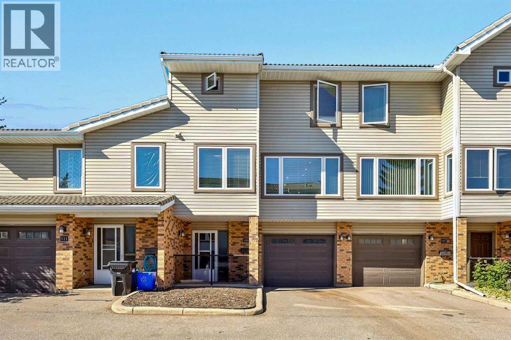 Row / Townhouse for Sale in 109 Coachway Lane SW|Calgary, Alberta T3H2V9