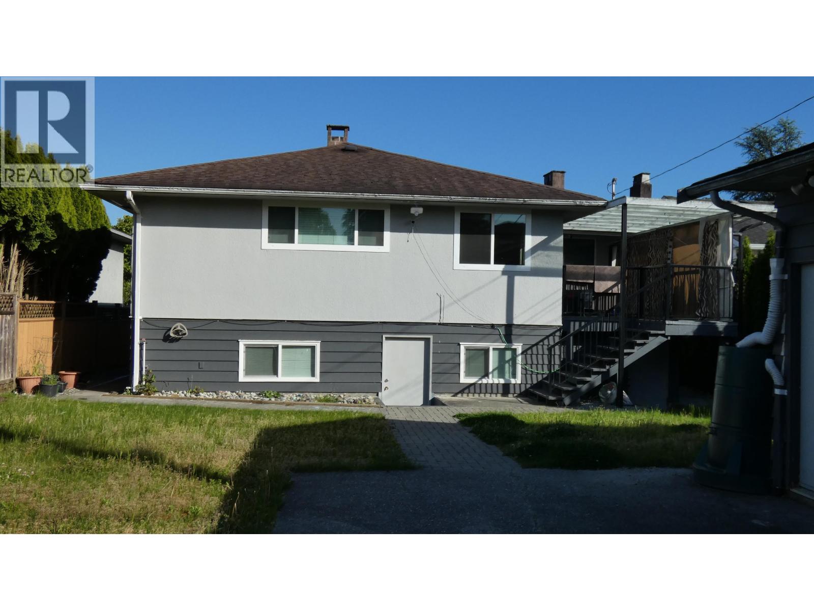 For sale: 8391 11TH AVENUE, Burnaby, British Columbia V3N2P5