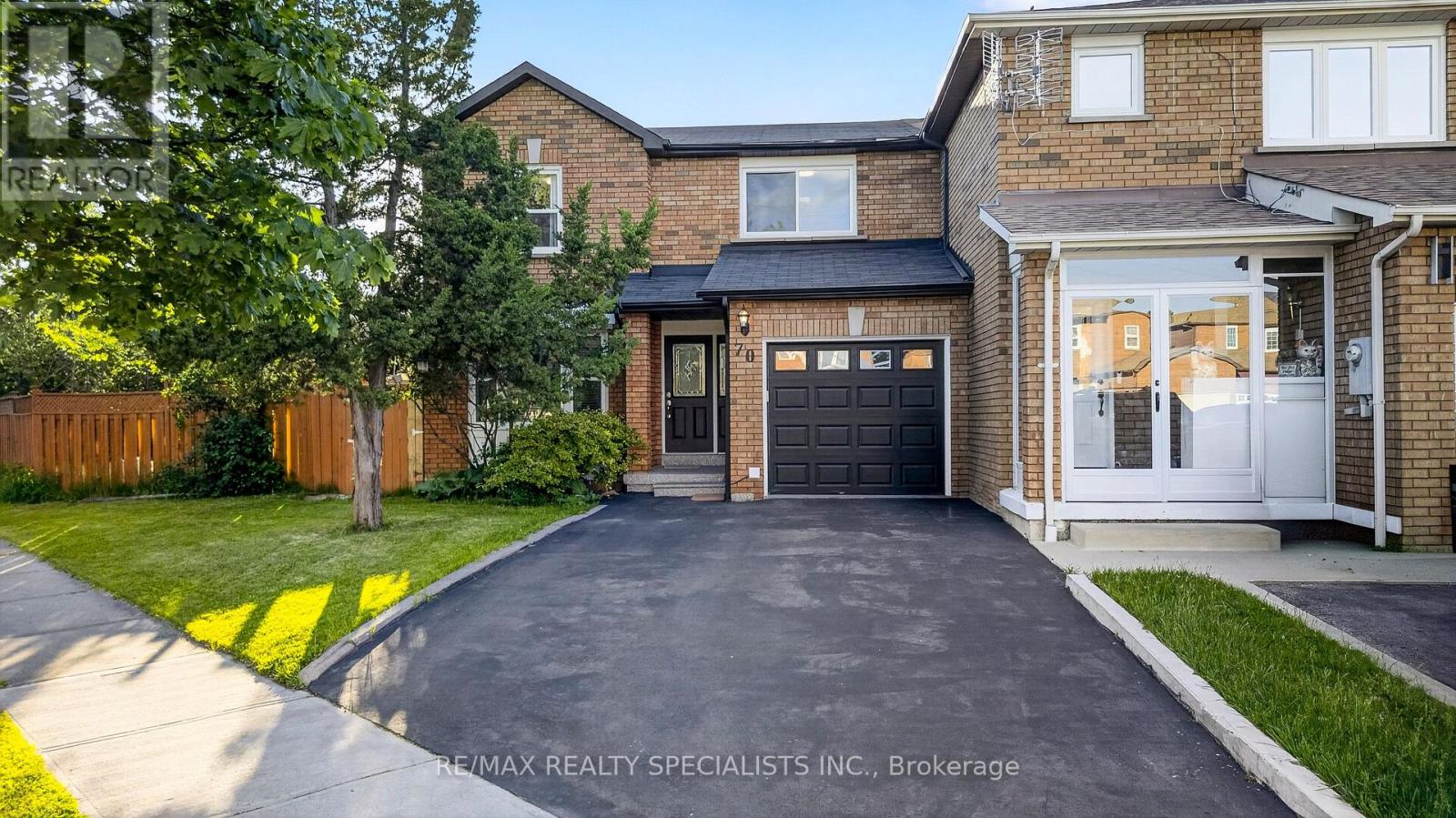 Row / Townhouse for Sale in 70 TULIP DRIVE|Brampton (Fletcher's Creek South), Ontario L6Y3W7 2