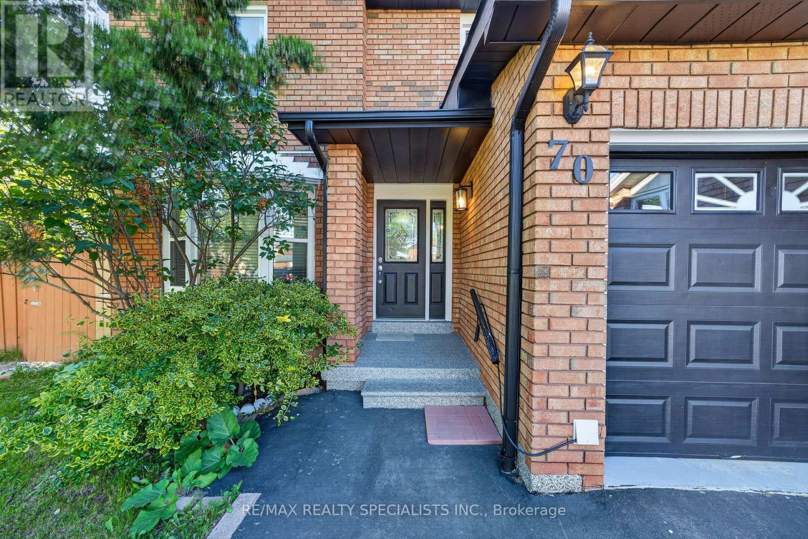 Row / Townhouse for Sale in 70 TULIP DRIVE|Brampton (Fletcher's Creek South), Ontario L6Y3W7 4