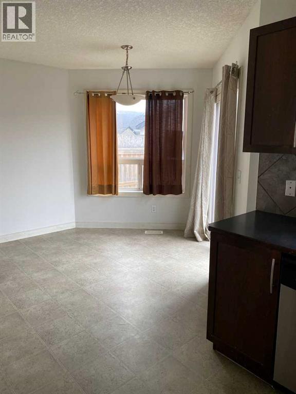 House for Sale in 210 Saddlebrook Way NE|Calgary, Alberta T3J0B5 2