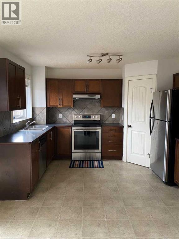 House for Sale in 210 Saddlebrook Way NE|Calgary, Alberta T3J0B5 3