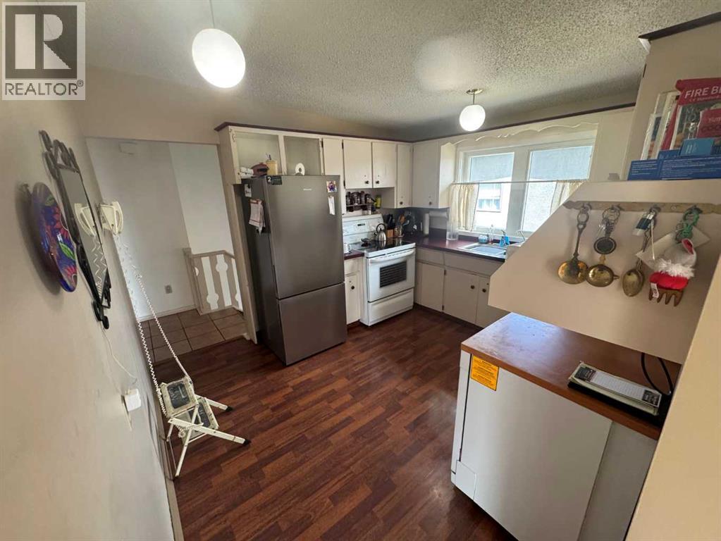 Duplex for Sale in 201 Holland Street NW|Calgary, Alberta T2K2E9 2