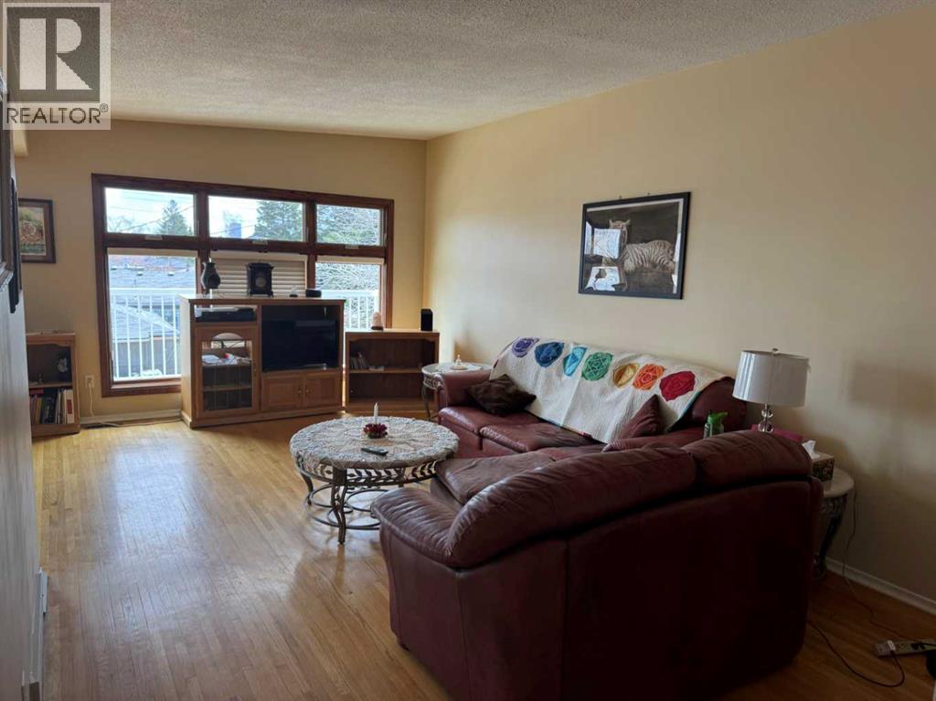 Duplex for Sale in 201 Holland Street NW|Calgary, Alberta T2K2E9 5