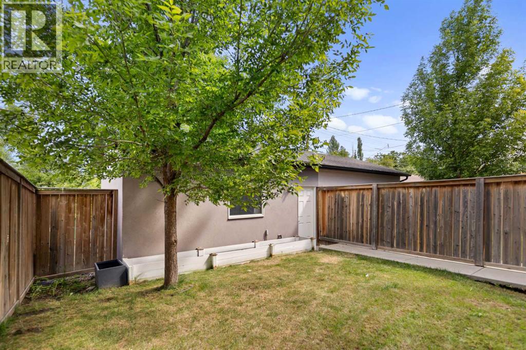 Duplex for Sale in 124 25 Avenue NE|Calgary, Alberta T2X1X8 3