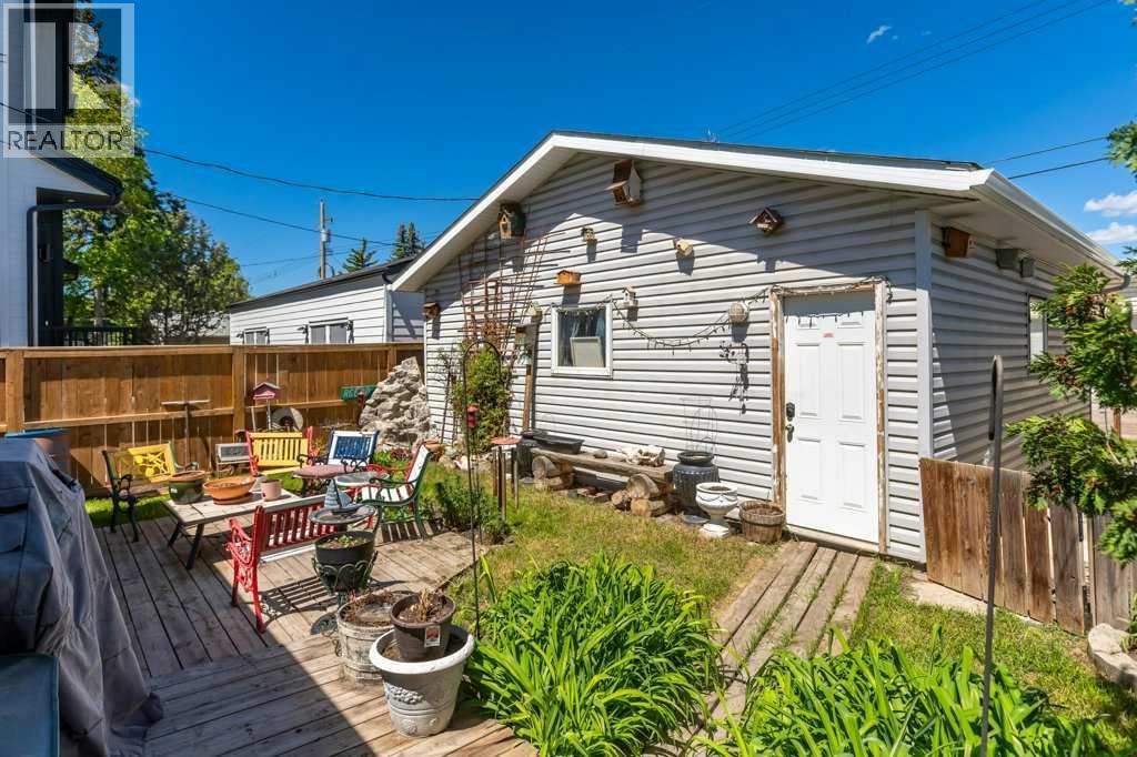 House for Sale in 8812 46 Avenue NW|Calgary, Alberta T3B1Y8 3