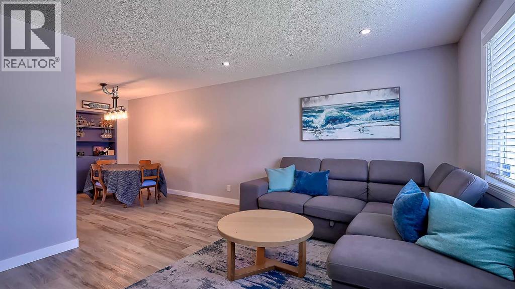 Duplex for Sale in 2037 50 Avenue SW|Calgary, Alberta T2T2W4 4
