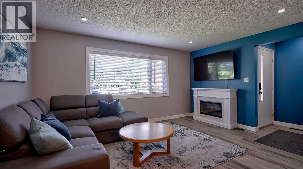 Duplex for Sale in 2037 50 Avenue SW|Calgary, Alberta T2T2W4 5
