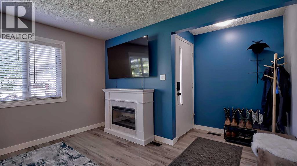 Duplex for Sale in 2037 50 Avenue SW|Calgary, Alberta T2T2W4 2