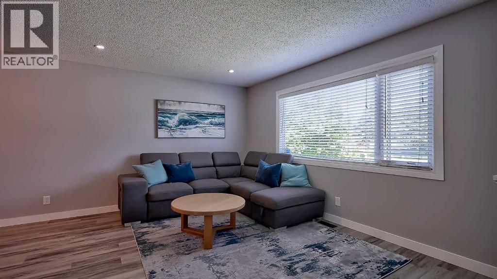 Duplex for Sale in 2037 50 Avenue SW|Calgary, Alberta T2T2W4 3