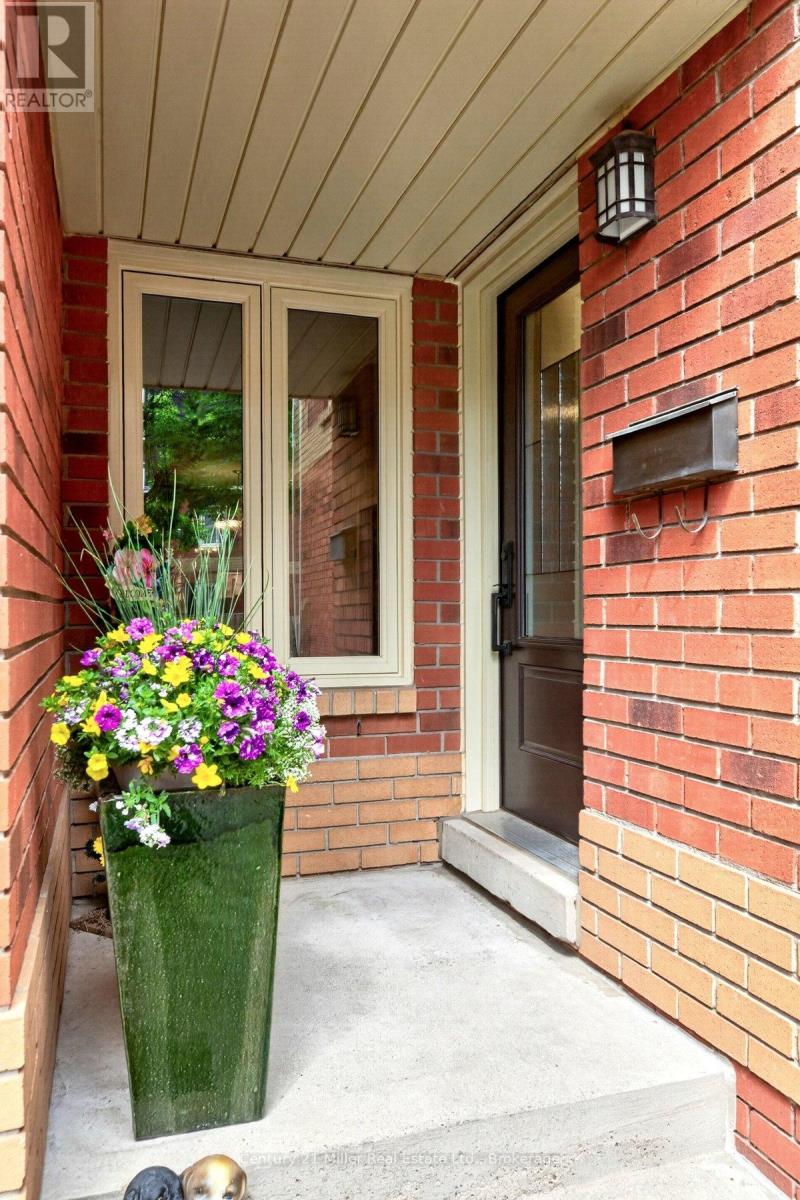 Row / Townhouse for Sale in 19 - 2006 GLENADA CRESCENT|Oakville (WC Wedgewood Creek), Ontario L6H5R9 2