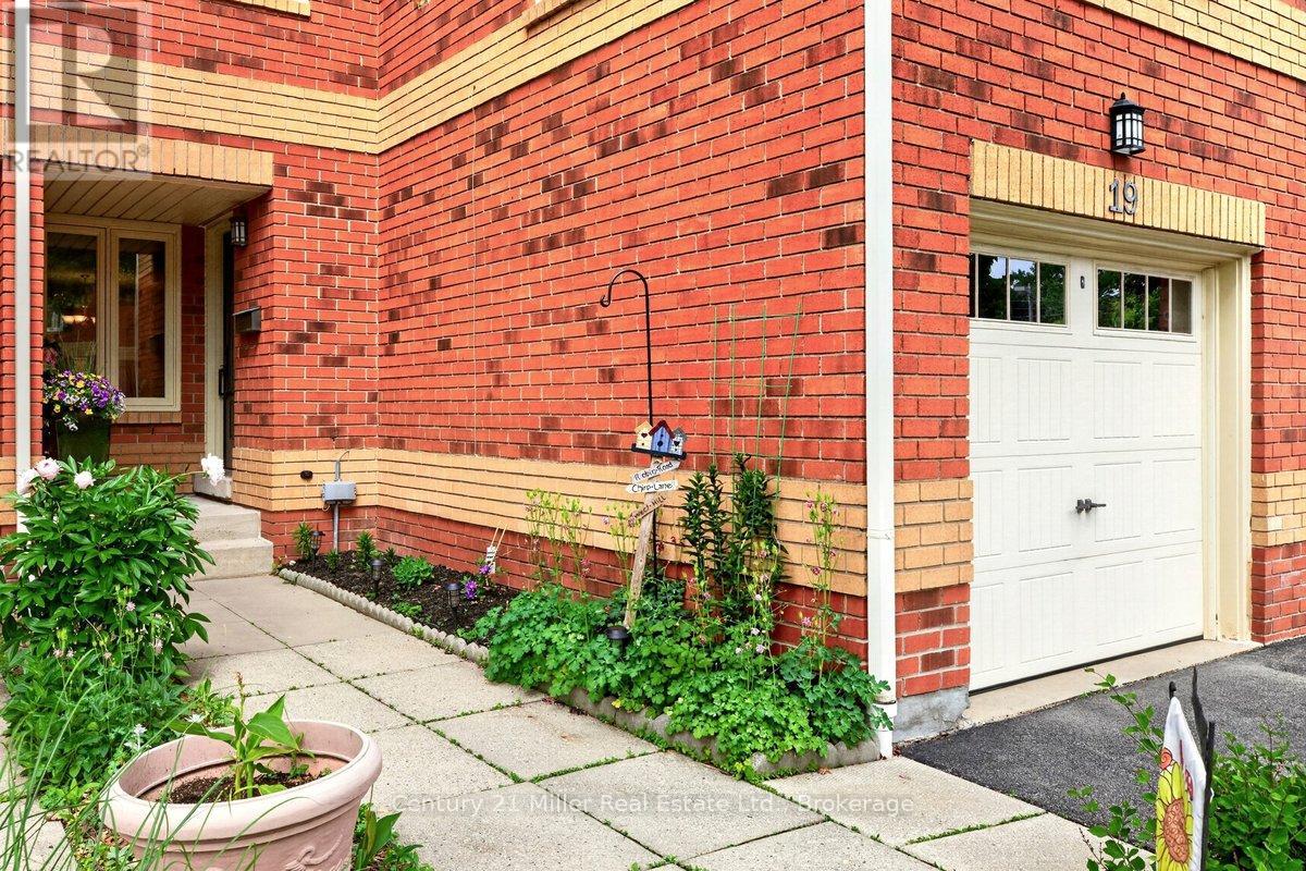 Row / Townhouse for Sale in 19 - 2006 GLENADA CRESCENT|Oakville (WC Wedgewood Creek), Ontario L6H5R9 4
