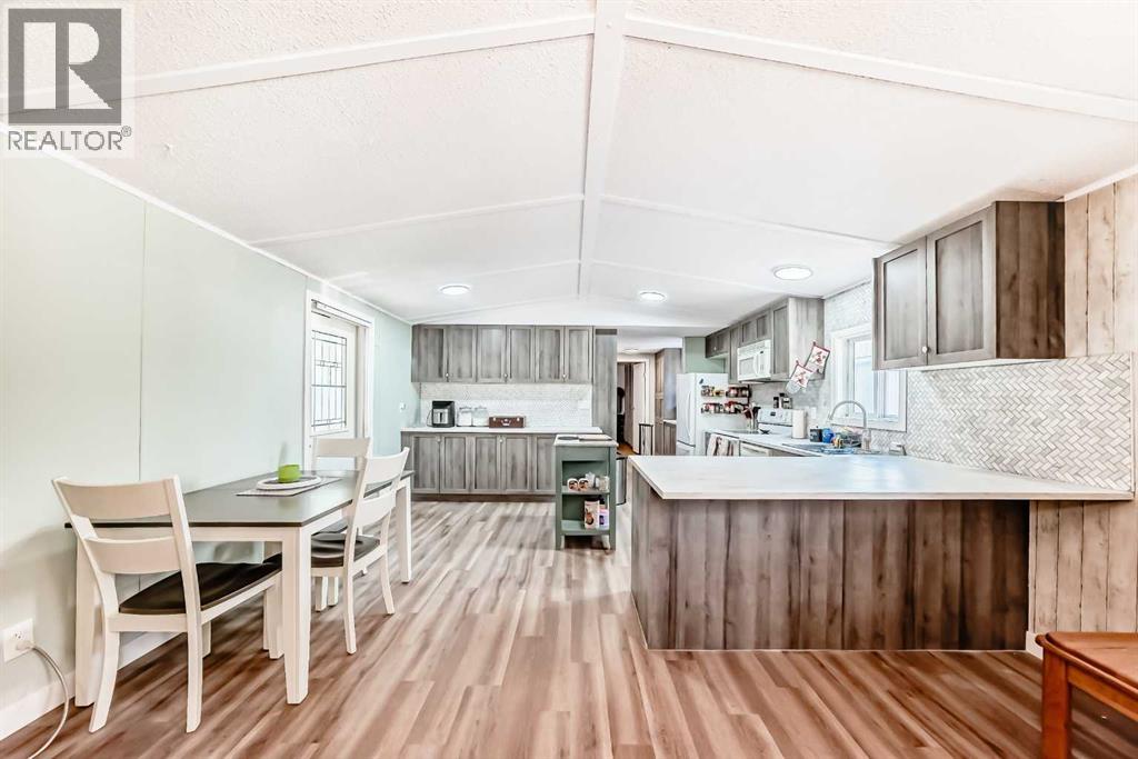 Mobile Home for Sale in 17 Burroughs Place NE|Calgary, Alberta T1Y6K5 3