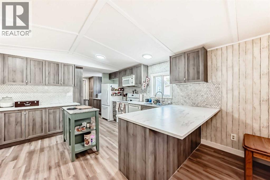 Mobile Home for Sale in 17 Burroughs Place NE|Calgary, Alberta T1Y6K5 5