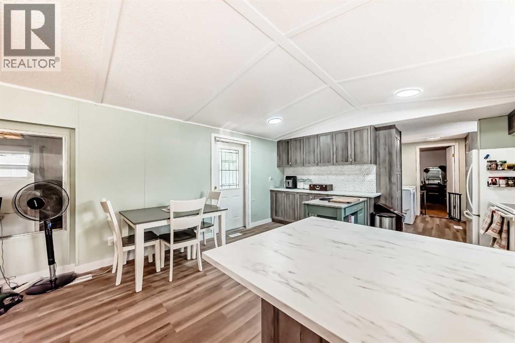 Mobile Home for Sale in 17 Burroughs Place NE|Calgary, Alberta T1Y6K5 4