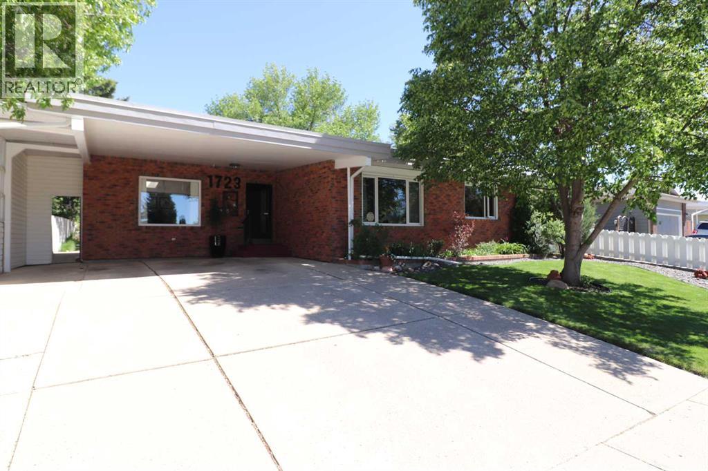 1723 Lakemount Boulevard S, Lethbridge, Alberta T1K3K5