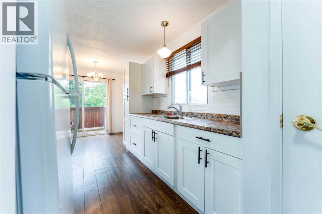 Duplex for Sale in 2906 Doverville Crescent SE|Calgary, Alberta T2B1T0 3