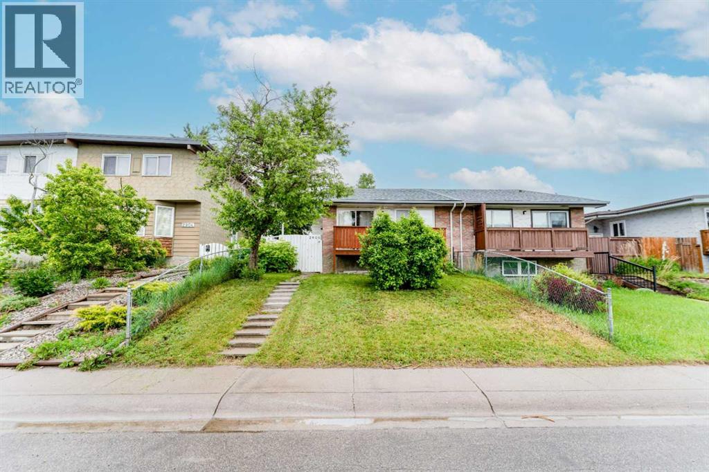 Duplex for Sale in 2906 Doverville Crescent SE|Calgary, Alberta T2B1T0
