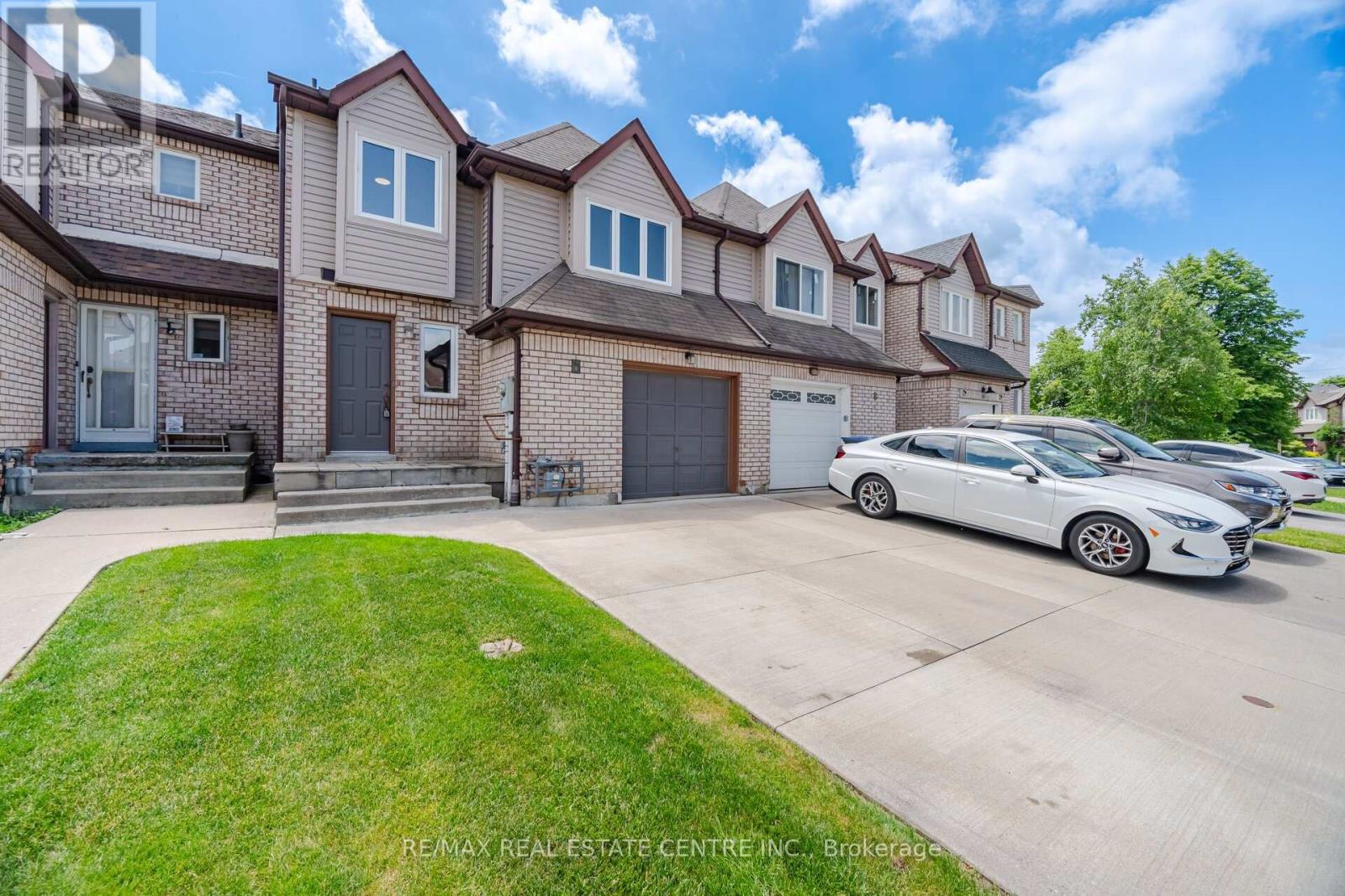 Row / Townhouse for Sale in 6 ASHBROOK WAY|Brampton (Fletcher's West), Ontario L6Y4R5 2
