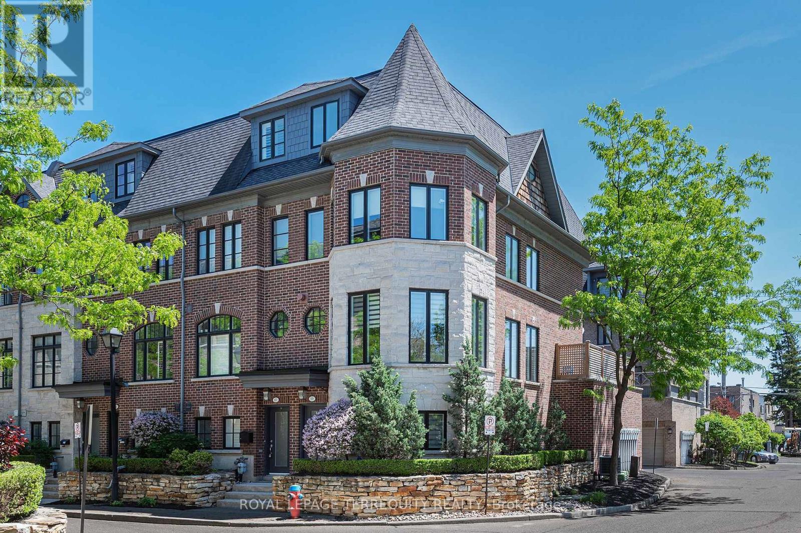 Row / Townhouse for Sale in 69 LOBO MEWS|Toronto (Islington-City Centre West), Ontario M8Z0B2