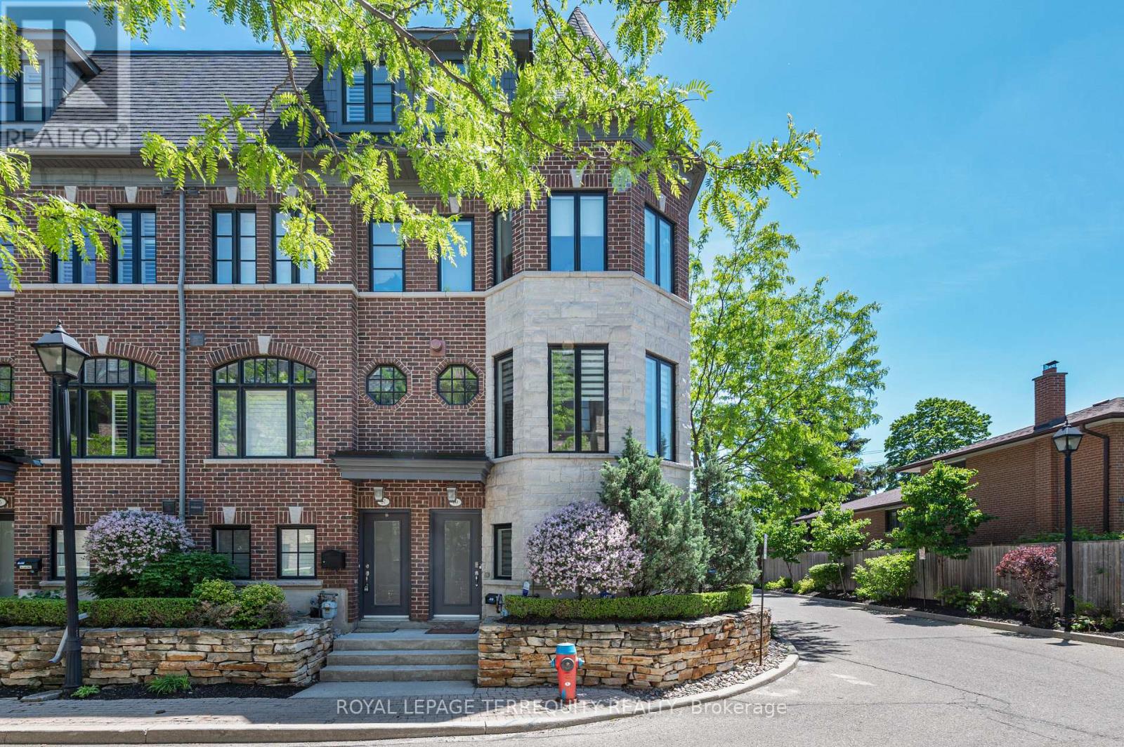 Row / Townhouse for Sale in 69 LOBO MEWS|Toronto (Islington-City Centre West), Ontario M8Z0B2 2