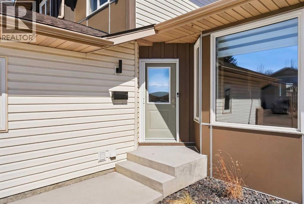 House for Sale in 42 Sunvista Crescent SE|Calgary, Alberta T2X3G2 3