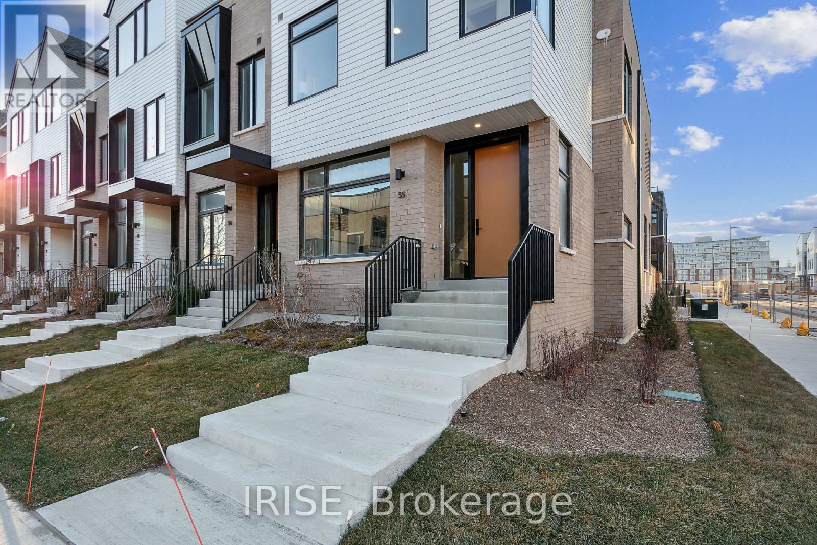 Row / Townhouse for Sale in 55 - 40 LOU PARSONS WAY|Mississauga (Port Credit), Ontario L5H0B2