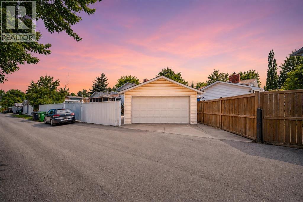 House for Sale in 204 Whiteview Close NE|Calgary, Alberta T1Y1R3 4