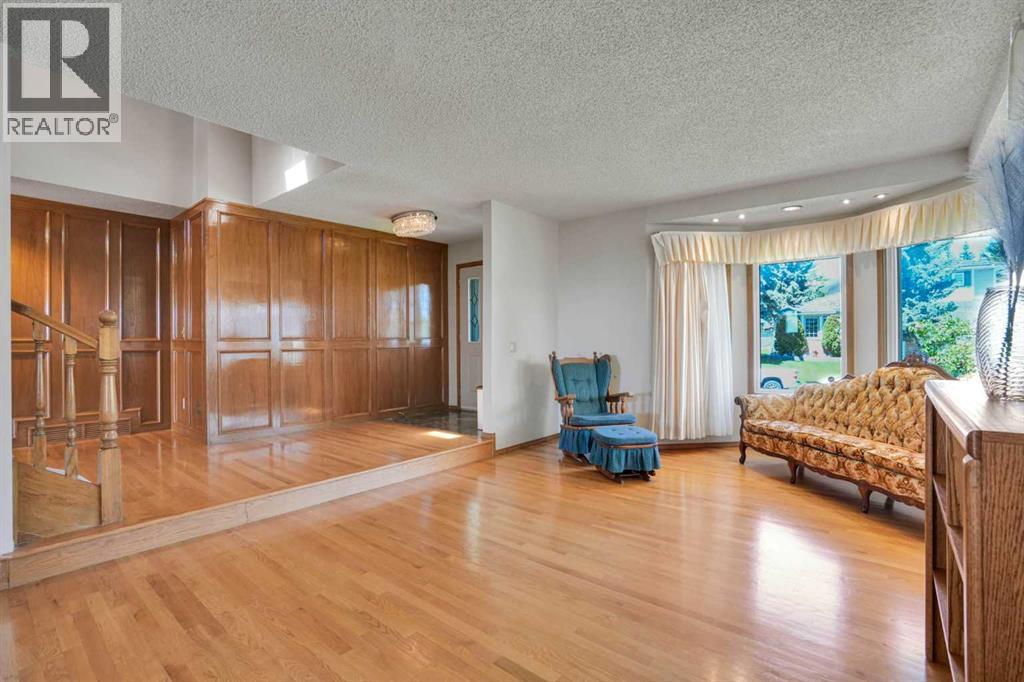 House for Sale in 88 Edelweiss Drive NW|Calgary, Alberta T3A3P6 4