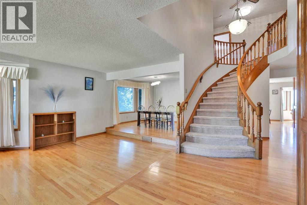 House for Sale in 88 Edelweiss Drive NW|Calgary, Alberta T3A3P6 2