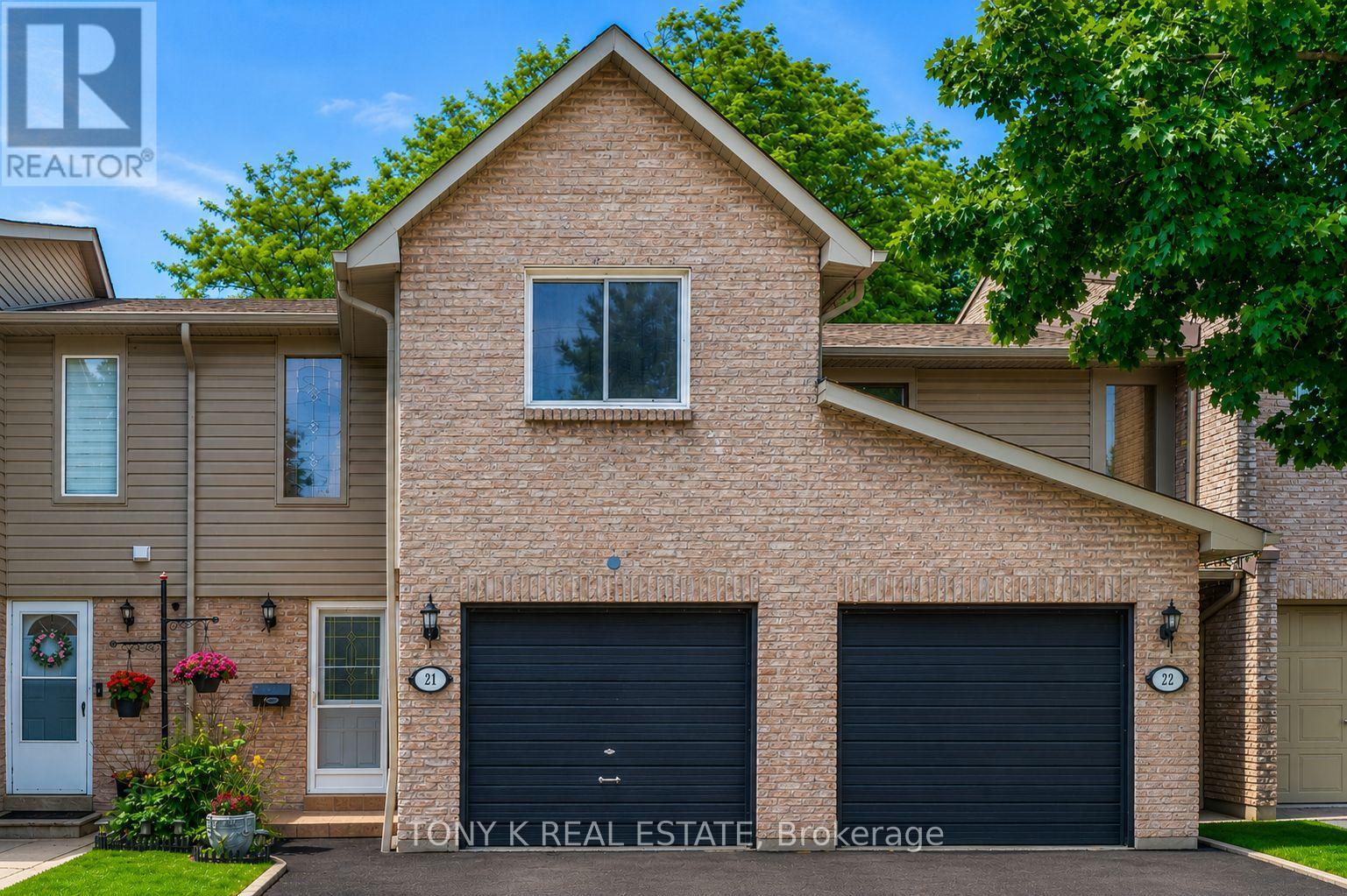 Row / Townhouse for Sale in 21 - 2035 ASTA DRIVE|Mississauga (Cooksville), Ontario L5A3Y2