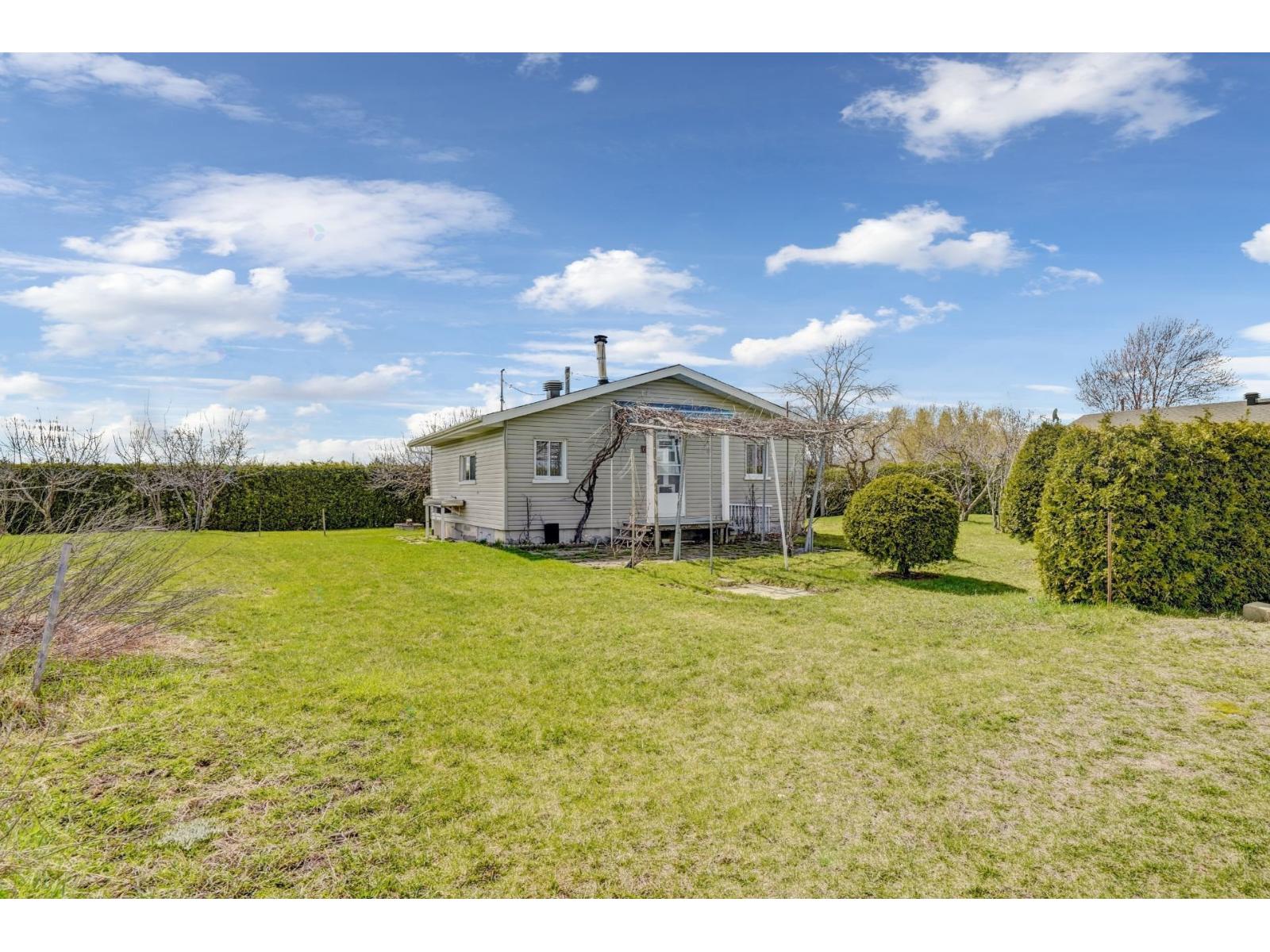 674 Ch. Pion, Mont-Saint-Hilaire, Quebec J3G4S6