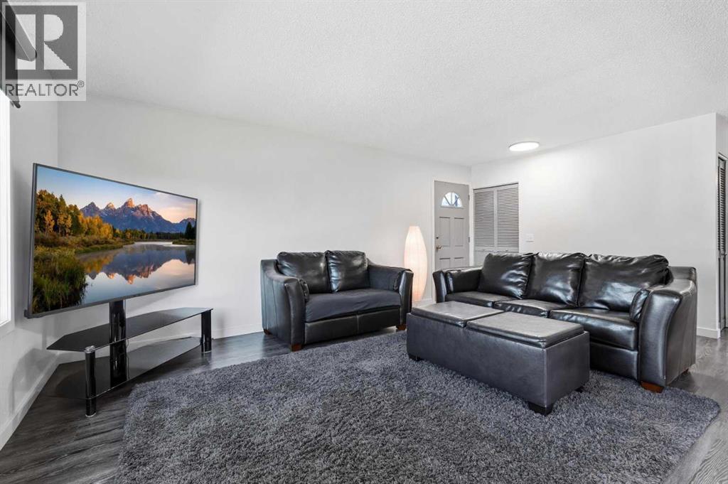 House for Sale in 1420 Marlyn Way NE|Calgary, Alberta T2A3K1 4