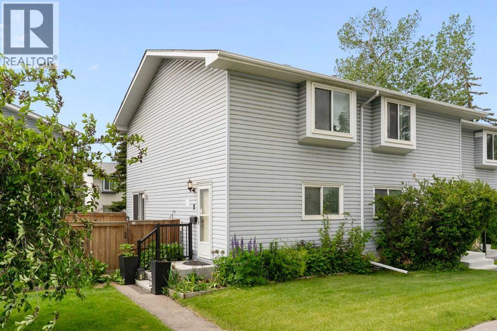 Row / Townhouse for Sale in 11, 4810 40 Avenue SW|Calgary, Alberta T3E1E5 2