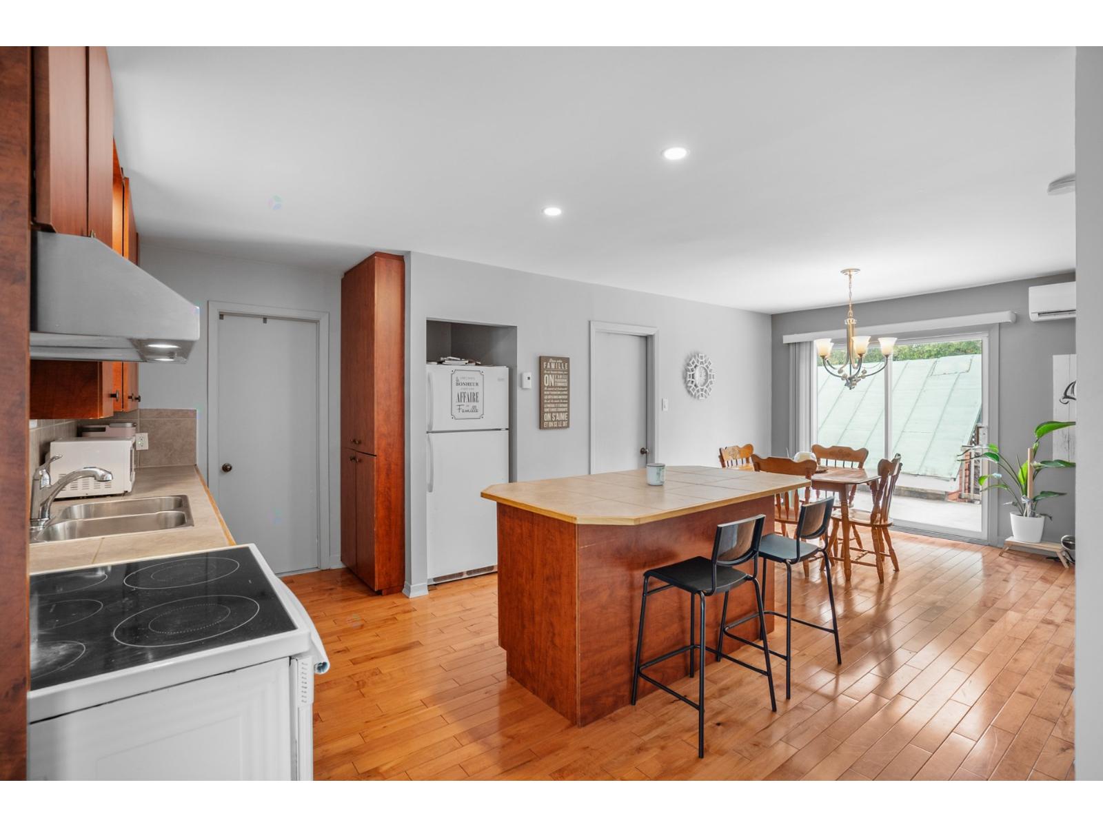 1470 Rue Edmond-Guillet, Marieville, Quebec J3M1G5