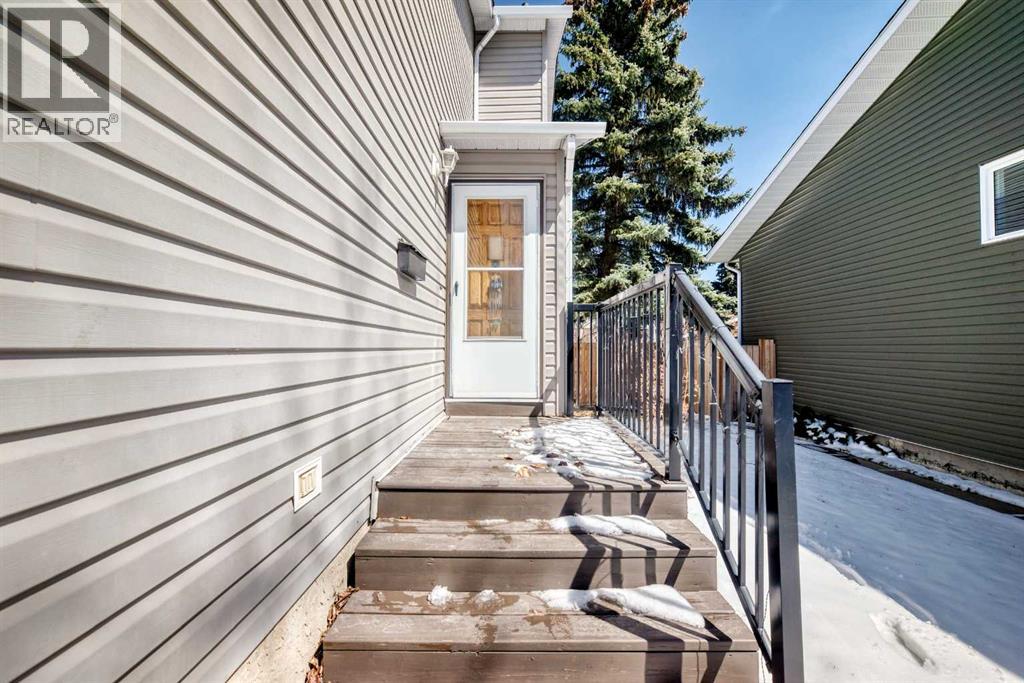 House for Sale in 216 Hawkwood Boulevard NW|Calgary, Alberta T3G3E8 3