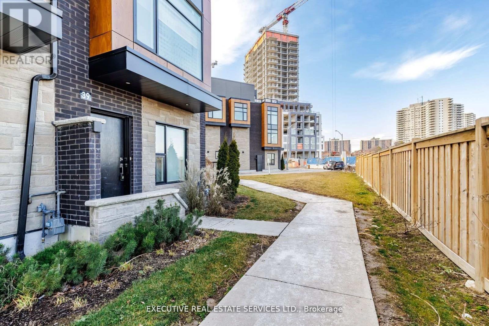 Row / Townhouse for Sale in 39 - 200 MALTA AVENUE|Brampton (Fletcher's Creek South), Ontario L6Y6H8 2