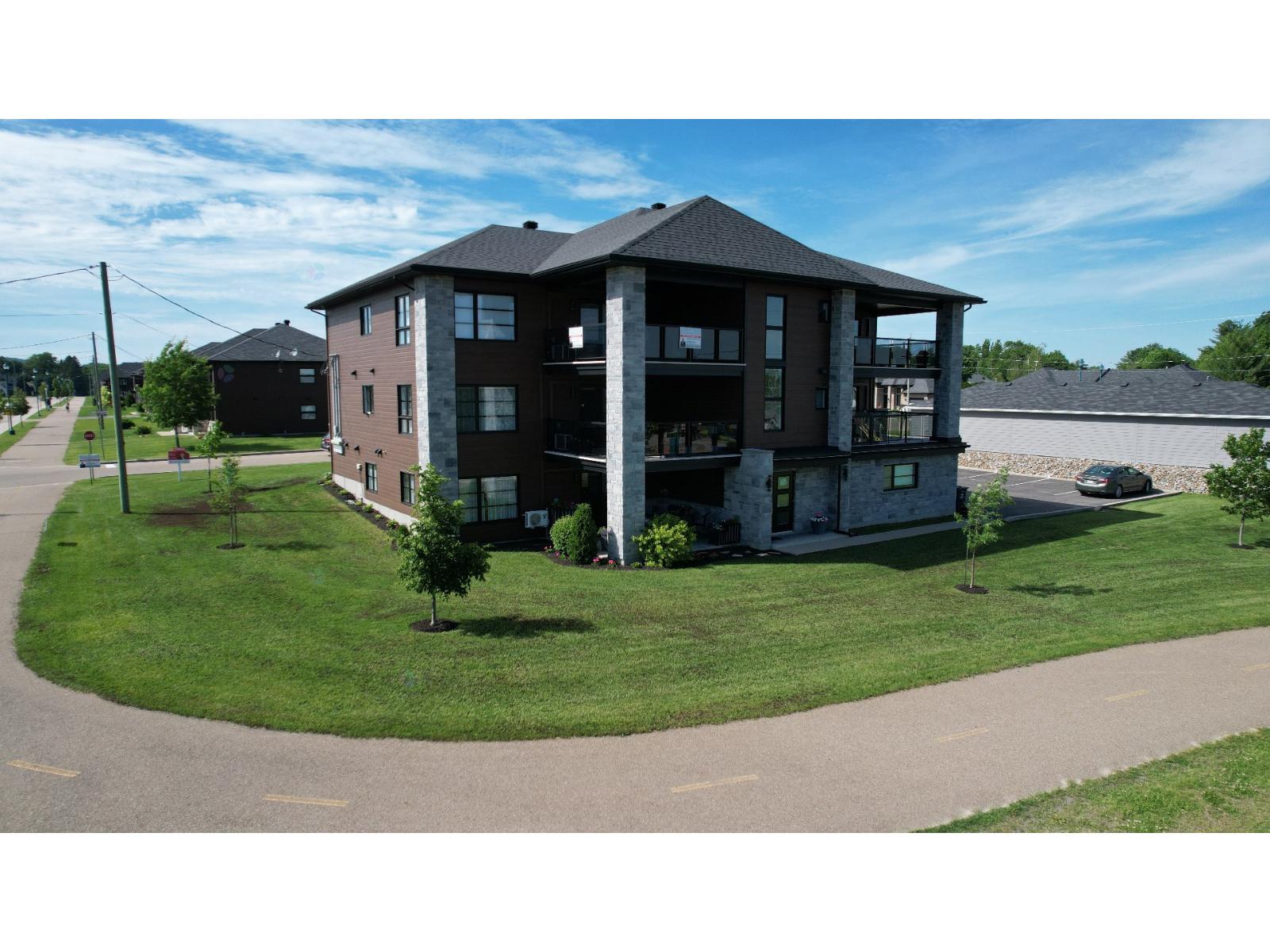 1006 Rue Bissonnette, Saint-Félix-de-Valois, Quebec J0K2M0