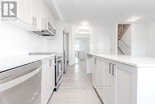 Row / Townhouse for Sale in 216 - 1085 DOUGLAS MCCURDY COMMON|Mississauga (Lakeview), Ontario L5G4B1 2