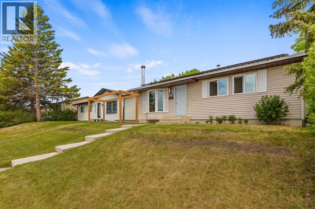 House for Sale in 6795 Malvern Road NE|Calgary, Alberta T2A5R1 2