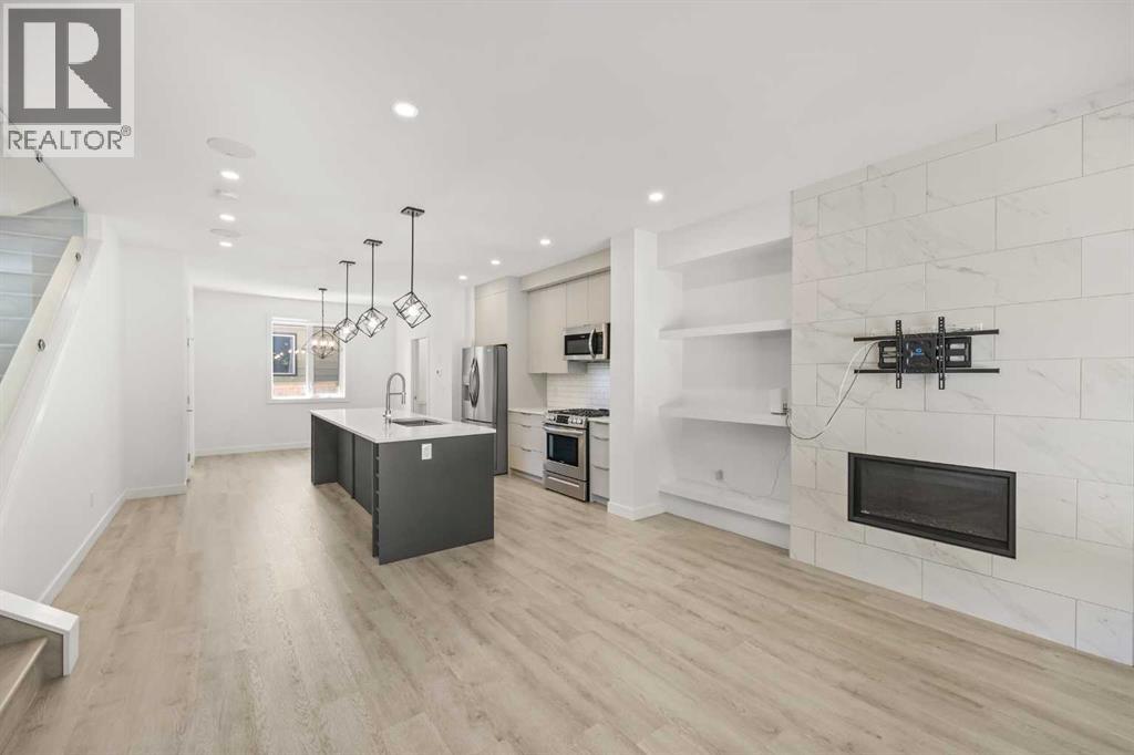 Row / Townhouse for Sale in 2105 5 Street NW|Calgary, Alberta T2M5C2 2