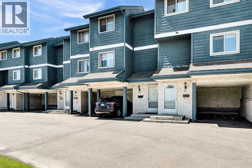 Row / Townhouse for Sale in 802, 919 38 Street NE|Calgary, Alberta T2A6E1 2