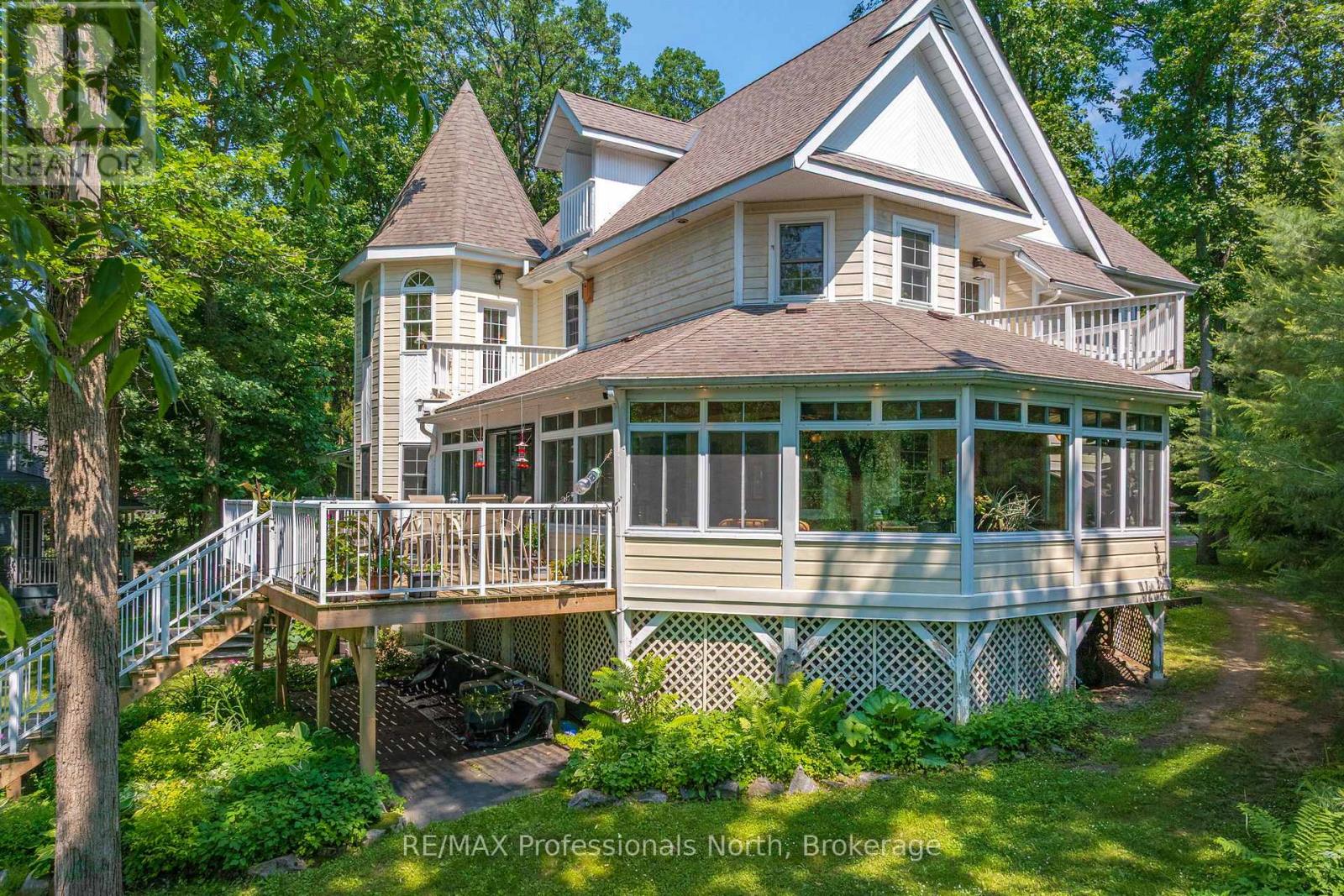 22 KNOWLES CRESCENT E