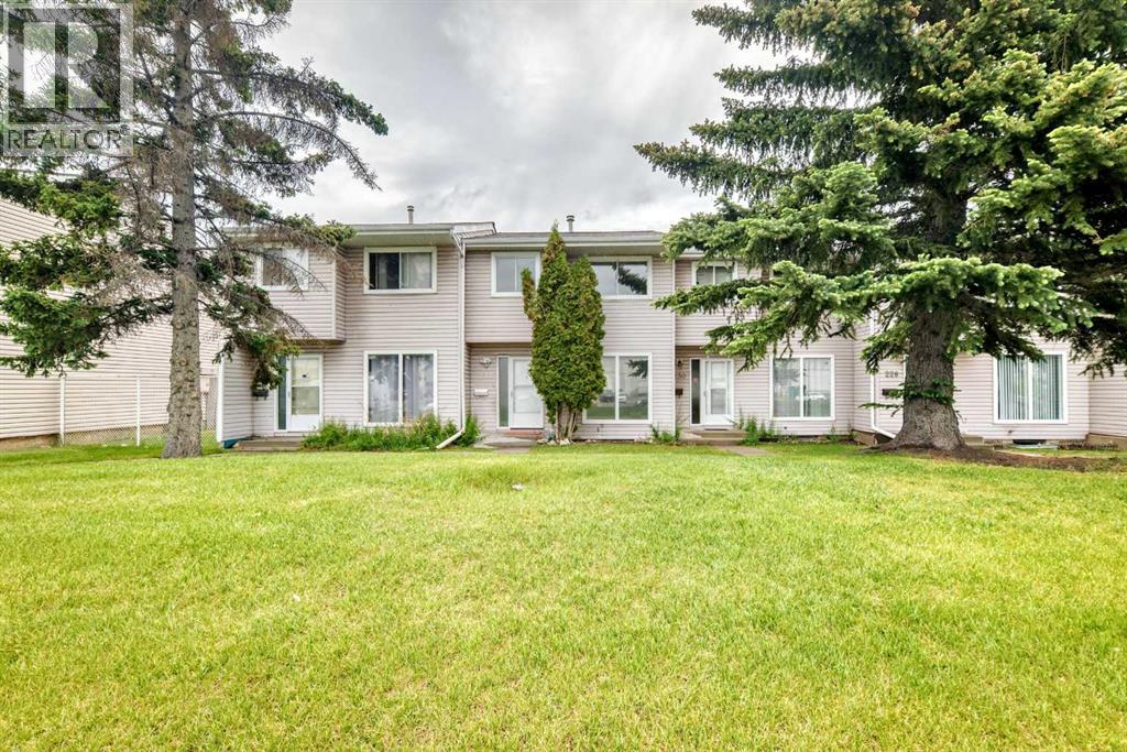 Row / Townhouse for Sale in 232 Marlborough Way NE|Calgary, Alberta T2A6R9
