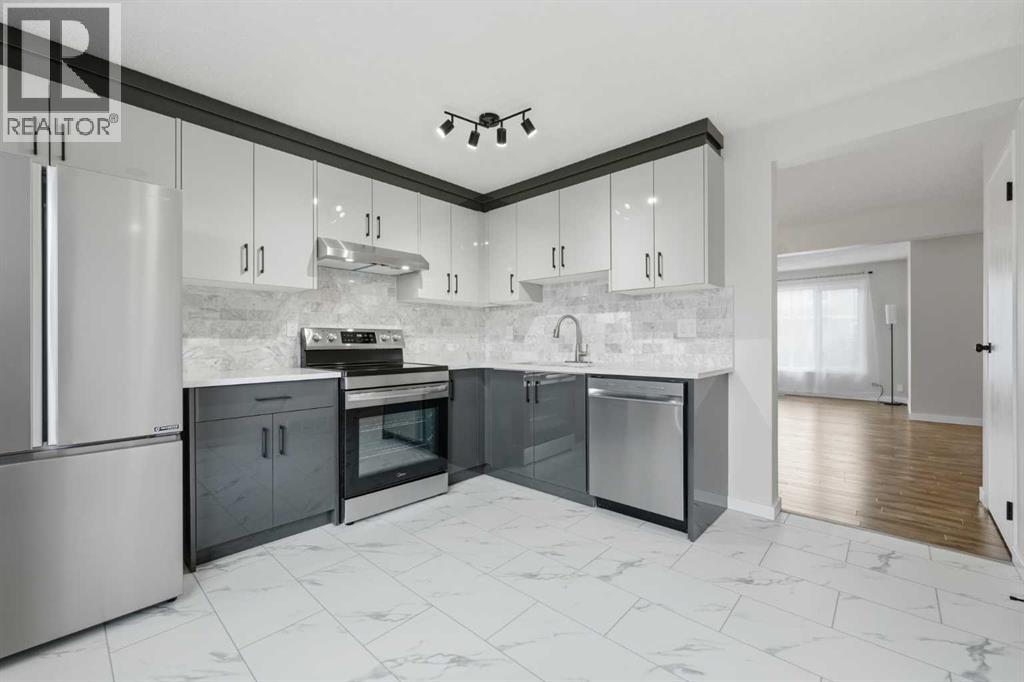 Row / Townhouse for Sale in 36 Falconer Terrace NE|Calgary, Alberta T3J1W4 2